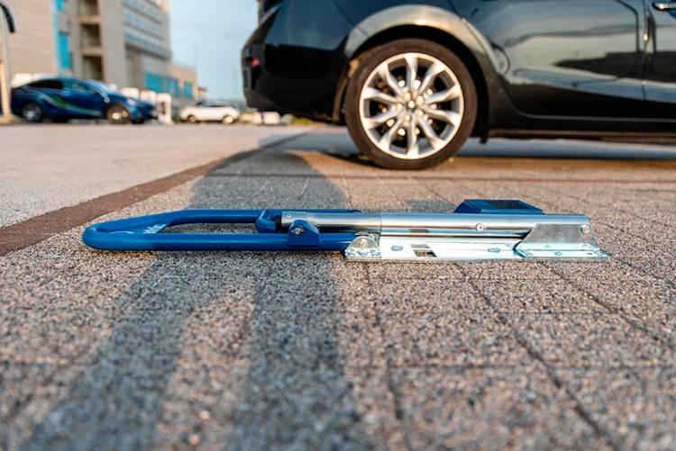 utilizar una barrera de estacionamiento guardaplazas
